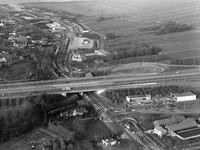 842900 Luchtfoto van de ongelijkvloerse kruising tussen M.A. Reinaldaweg (voorgrond)-Europabaan en de A12 te Woerden, ...